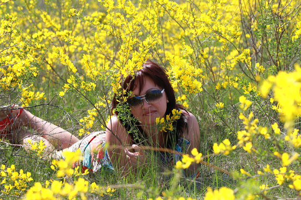 Girl in sunglasses in the blooming acacia - Zdjęcie, obraz