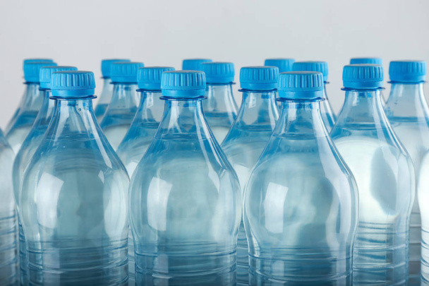 Bottiglie d'acqua su fondo chiaro - Foto, immagini