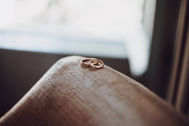 золотые кольца на коричневом диване
 - Фото, изображение