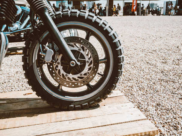 detalhe de uma roda de uma motocicleta moderna
 - Foto, Imagem