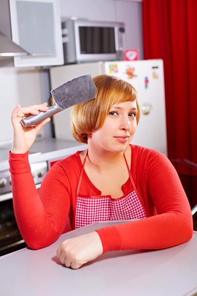Kunstvolle Hausfrau mit Messer in der Küche - Foto, Bild