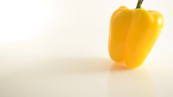 roterende gele peper op acryl tegen Wit - kraan omhoog - Video