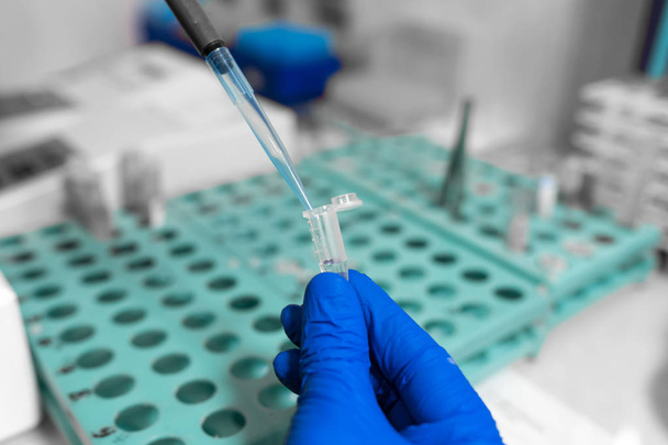 lähikuva laboratorio avustaja analysoimalla verinäyte käyttäen micr
 - Valokuva, kuva