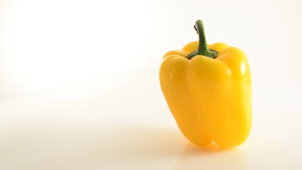 Pyörivä keltainen pippuri akryyli vastaan valkoinen - nosturi alas
 - Materiaali, video