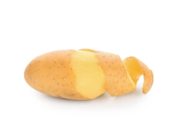Сырой картофель на белом фоне - Фото, изображение