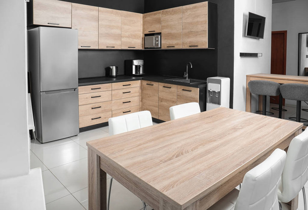 Accogliente interno cucina moderna con nuovi mobili ed elettrodomestici
 - Foto, immagini