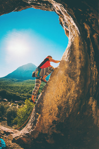 Ορειβάτης στο φόντο των όμορφων βουνών και του γαλάζιου ουρανού. - Φωτογραφία, εικόνα