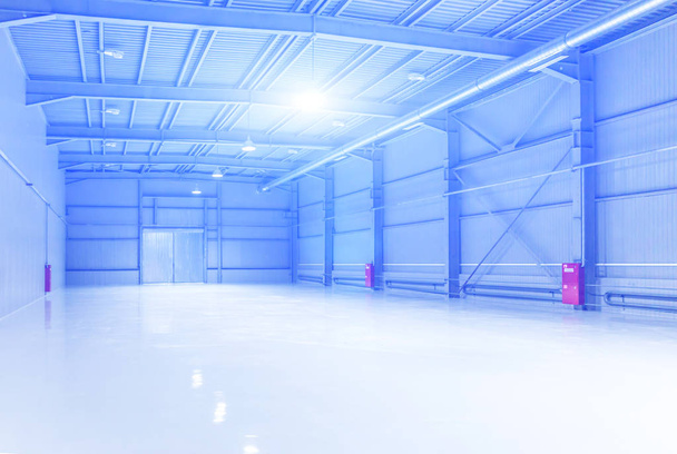 Intérieur de l'entrepôt vide avec fusée éclairante bleue
 - Photo, image
