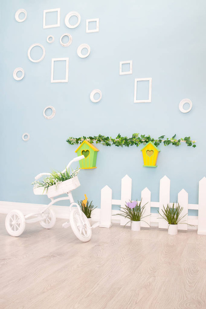 Beyaz resim çerçeveleri ile duvara karşı bisiklet - Fotoğraf, Görsel