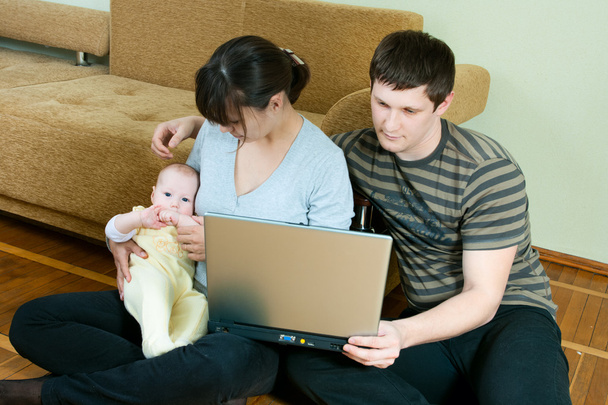 Família feliz com laptop
 - Foto, Imagem