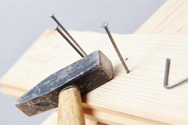 Hammer and nails on wooden background, close-up  - Foto, Imagen