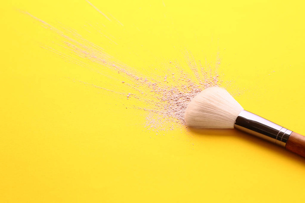 Facial powder and brush on color background - Foto, Imagem