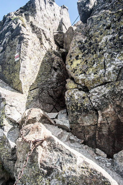 difícil sendero asegurado por cadena en el pico Tri kopy en las montañas occidentales de Tatras en Eslovaquia
 - Foto, imagen