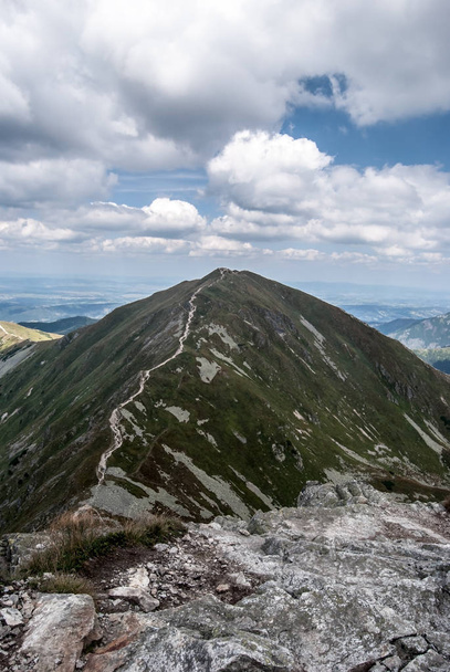 Szczyt górski volovec w górach Zapadne Tatry na słowackim i polskim obramowaniem - Zdjęcie, obraz