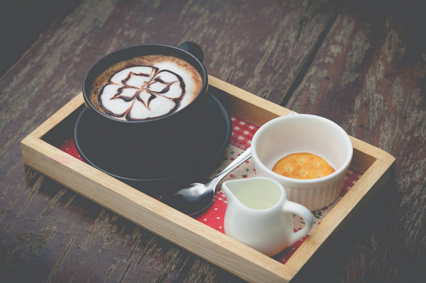 泡ミルクアートとホットコーヒー。黒いコーヒーホットコーヒーi - 写真・画像