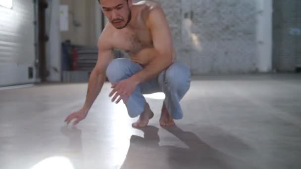 An athletic man training his capoeira skills - Záběry, video