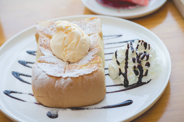 Ballı tost. Vanilyalı dondurma ile bal tost, krem şanti bir - Fotoğraf, Görsel