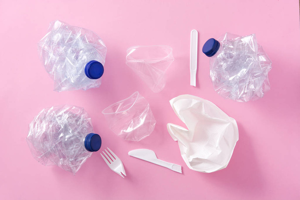 Plásticos descartáveis resíduos em fundo rosa. Vista superior
.  - Foto, Imagem