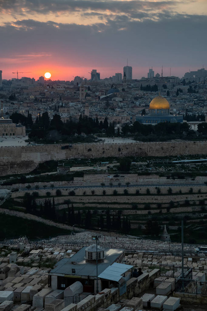 Bela vista aérea da Cidade Velha, Cúpula da Rocha e Túmulo dos Profetas durante um pôr-do-sol dramático. Tomado em Jerusalém, capital de Israel
. - Foto, Imagem