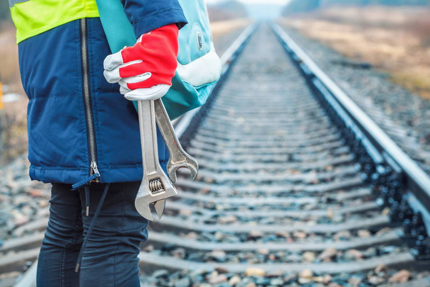 Pracovník ženské železnice se skřími na železnici zblízka - Fotografie, Obrázek