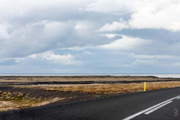 τοπίο με δρόμο, ορίζοντα, νερό και υψηλά σύννεφα-Ισλανδία - Φωτογραφία, εικόνα