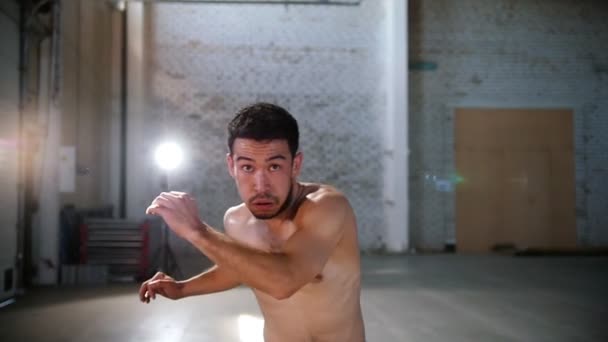 Egy sportos férfi képzés a capoeira készségeket. Megjelenítve a lábát stretching - Felvétel, videó