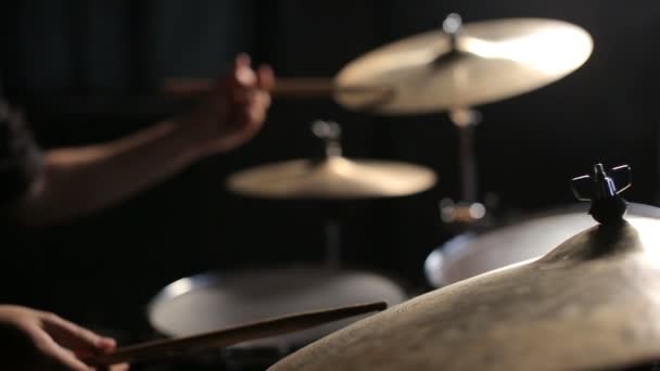 Schlagzeuger spielt Schlagzeug - Filmmaterial, Video