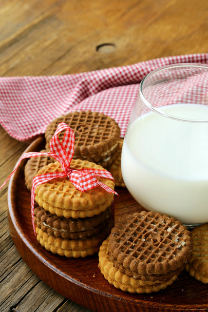 Σπιτικά μπισκότα (σάντουιτς) με γάλα σε ένα ξύλινο τραπέζι - Φωτογραφία, εικόνα