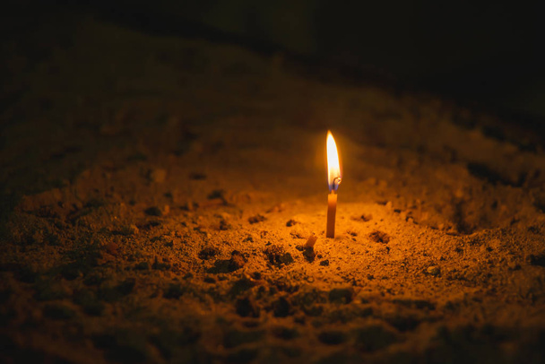 brennende Kerzen im heiligen Tempel. Ruhe in Georgien. Kerzen stecken im Sand. große runde Schale mit Sand für Kerzen in der Kirche. - Foto, Bild