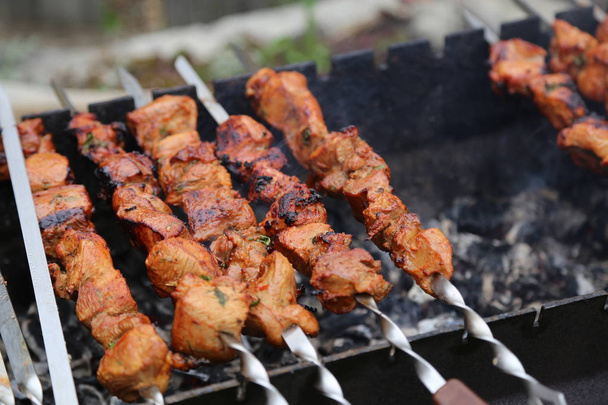 Kebabs de cerdo se fríen en la parrilla
 - Foto, Imagen