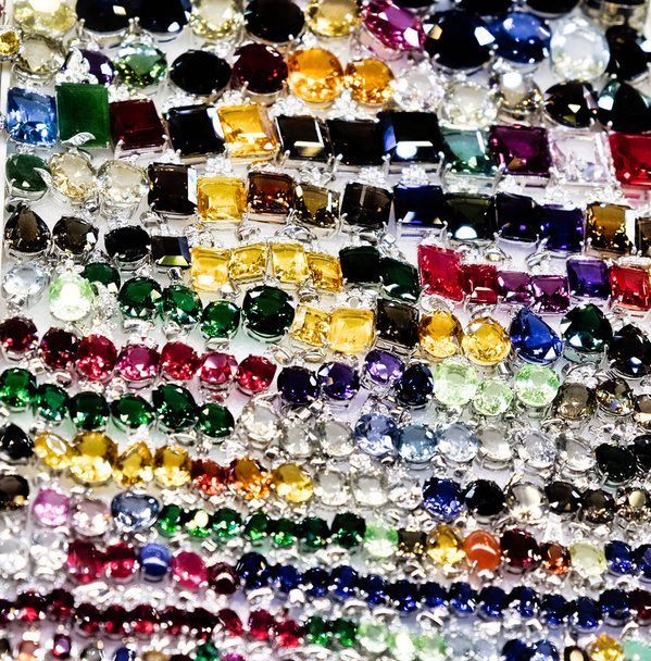 anillos de las mujeres con piedras preciosas, joyas de las mujeres, un gran número de joyas, fondo
 - Foto, imagen