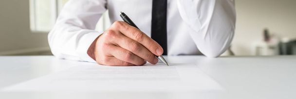 Широкий взгляд на имидж бизнесмена, подписывающего контракт
 - Фото, изображение
