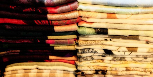 kolorowe ręczniki, pieluchy, składane tekstylia, tkanina jako tło - Zdjęcie, obraz