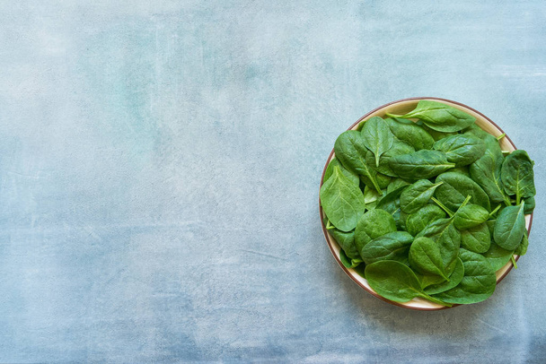 frische Spinatblätter auf weißem Teller. gesunde vegane Kost. Top-Konkurrenz - Foto, Bild