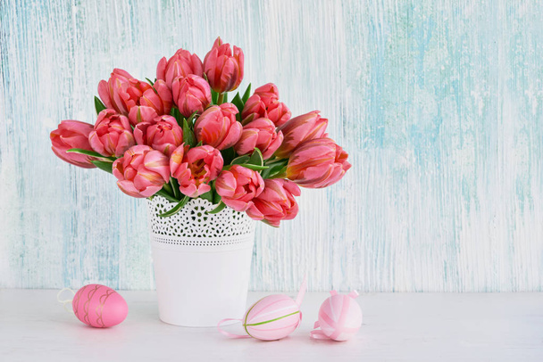 Tło wielkanocne. Dekoracyjne różowe jajka wielkanocne i różowe tulipany i - Zdjęcie, obraz
