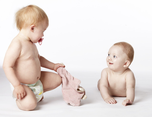 Enfant et bébé sur fond blanc
 - Photo, image