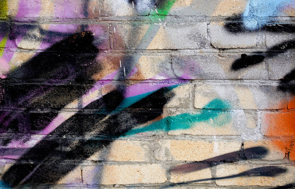 Arte callejero. Fondo abstracto. Paredes de ladrillo pintadas caóticamente con pintura multicolor
 - Foto, imagen