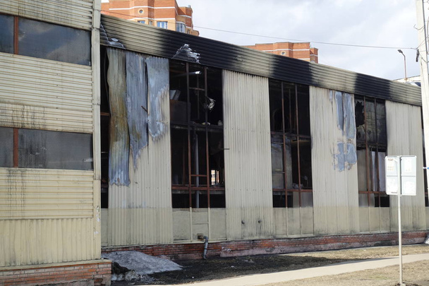 Multi-storey parking after a fire. Copy-darkened windows with burned out cars inside - Photo, Image