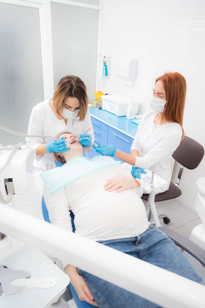 donna incinta nello studio dentistico, trattamento dentale per le donne incinte
 - Foto, immagini