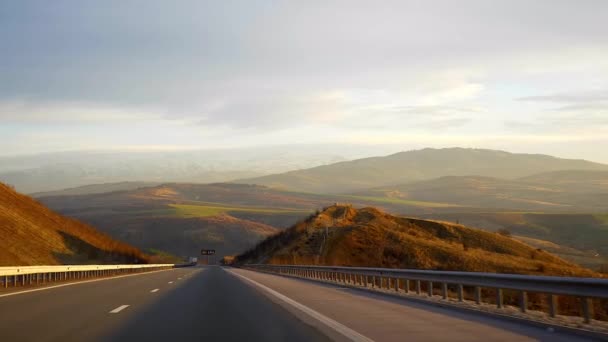 Bulgaristan'da sürüş: Bir gündoğumu ve boş karayolu Yavaş hareket boyunca bir gezi - Video, Çekim