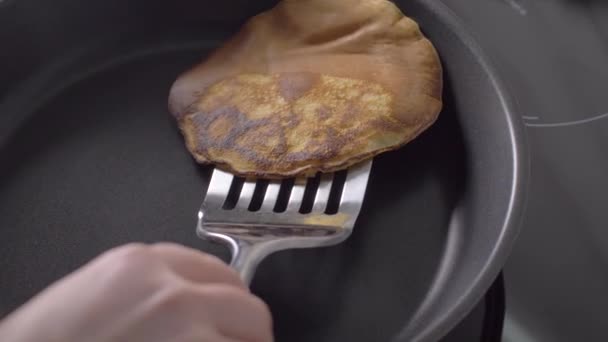 Preparación de deliciosos panqueques americanos en una sartén
 - Imágenes, Vídeo