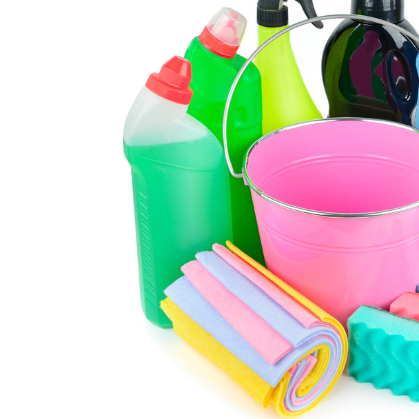 Produtos químicos domésticos, esponjas, guardanapos balde para a limpeza isolat
 - Foto, Imagem