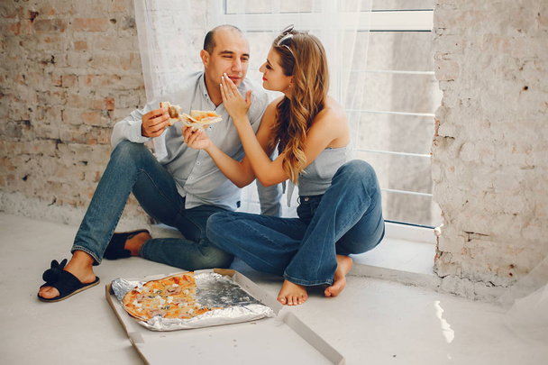Couple with pizza - Zdjęcie, obraz