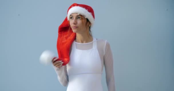 Young woman in Christmas hat in swimsuit - Filmagem, Vídeo