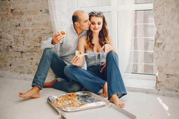 Couple with pizza - Foto, afbeelding