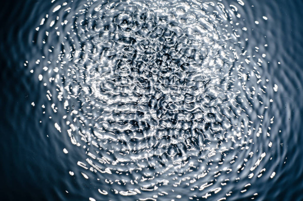 A textura da água sob a influência da vibração em 432 hertz
 - Foto, Imagem