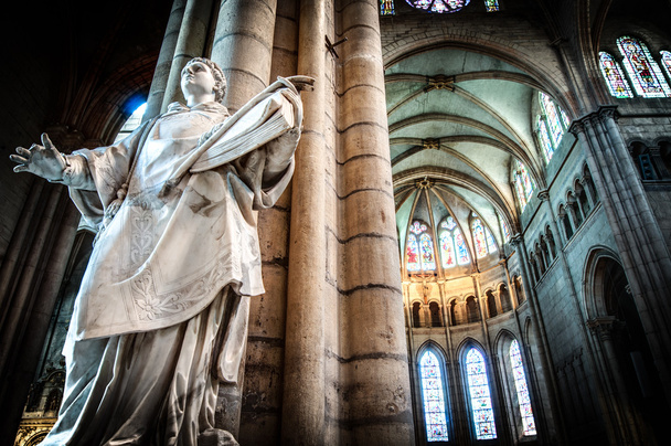 Wnętrze kościoła katolickiego starego, Francja. - Zdjęcie, obraz