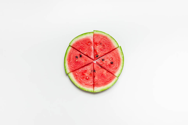 verse watermeloen plakjes op witte achtergrond - Foto, afbeelding