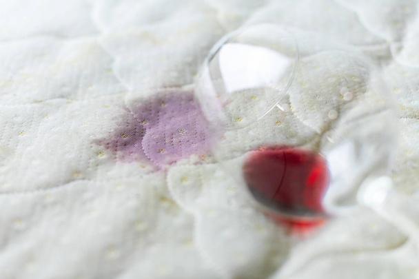 Vaso de vino derramado en la cama. Accidentalmente dejó caer la copa de vino en
 - Foto, Imagen