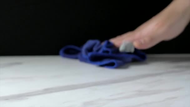 Wipe the kitchen top with a blue microfiber - Felvétel, videó